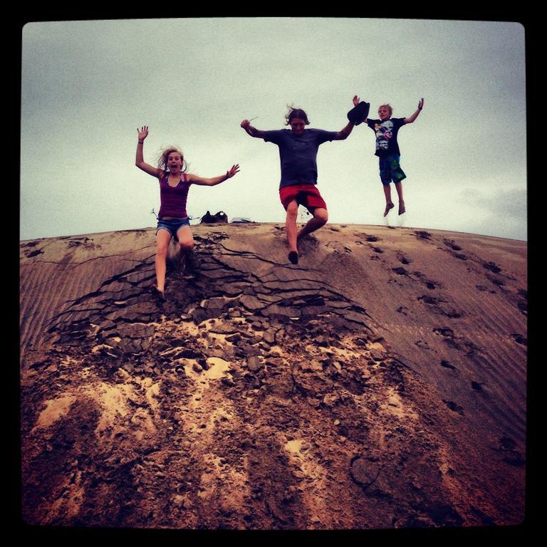 Jungle Monkey Backpackers Hostel Port Saint John's ภายนอก รูปภาพ