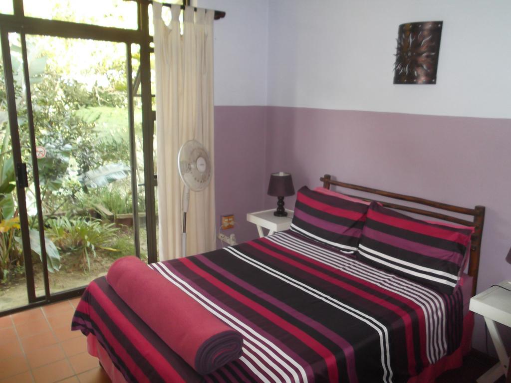 Jungle Monkey Backpackers Hostel Port Saint John's ภายนอก รูปภาพ