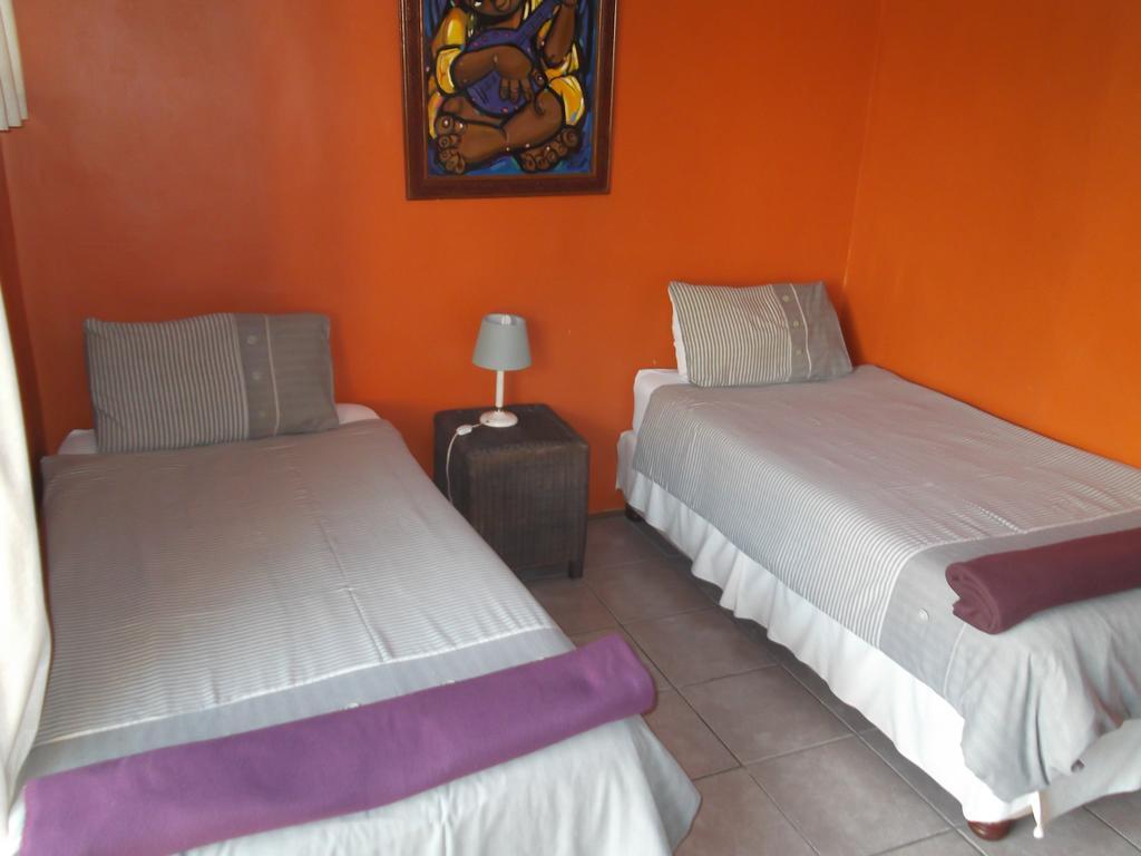 Jungle Monkey Backpackers Hostel Port Saint John's ภายนอก รูปภาพ